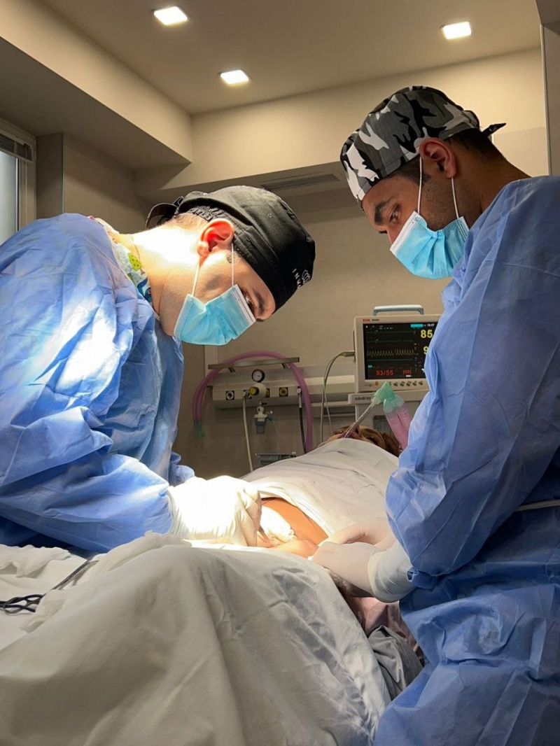 Пластический хирург Вардан Аршакян выполняет абдоминопластику