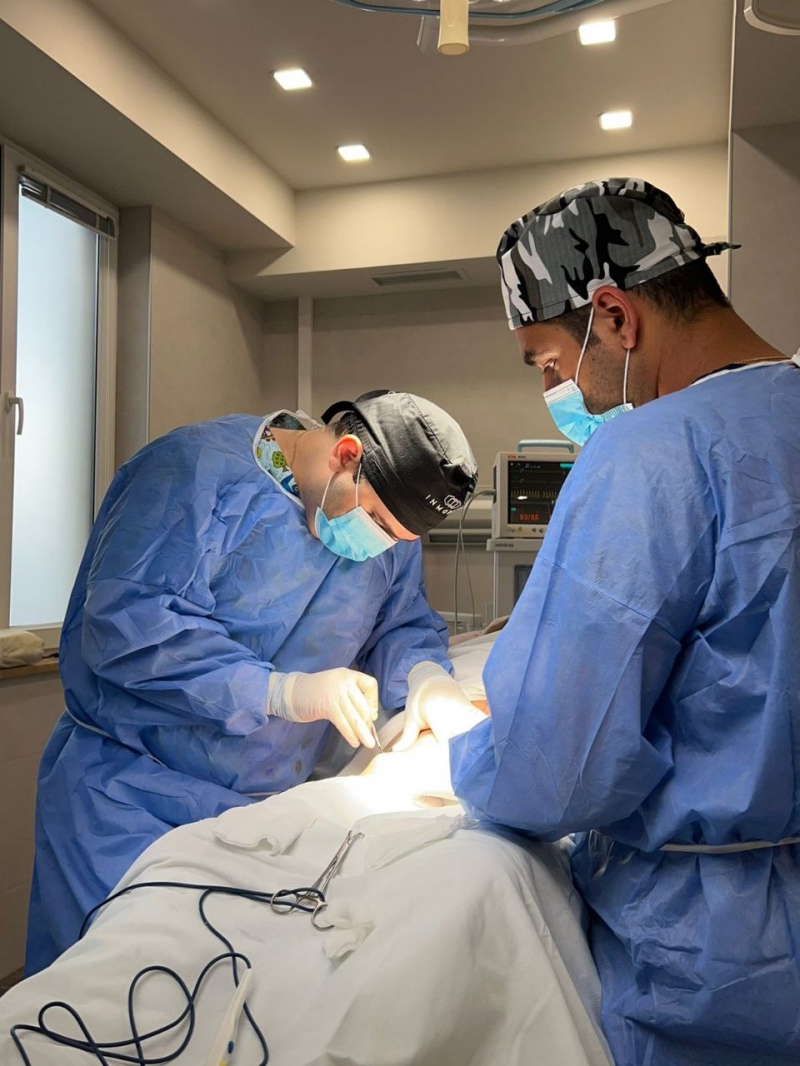 Пластический хирург Вардан Аршакян в операционной