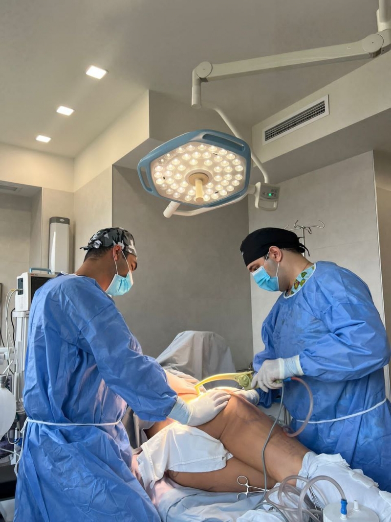 Пластический хирург Вардан Аршакян выполняет липосакцию